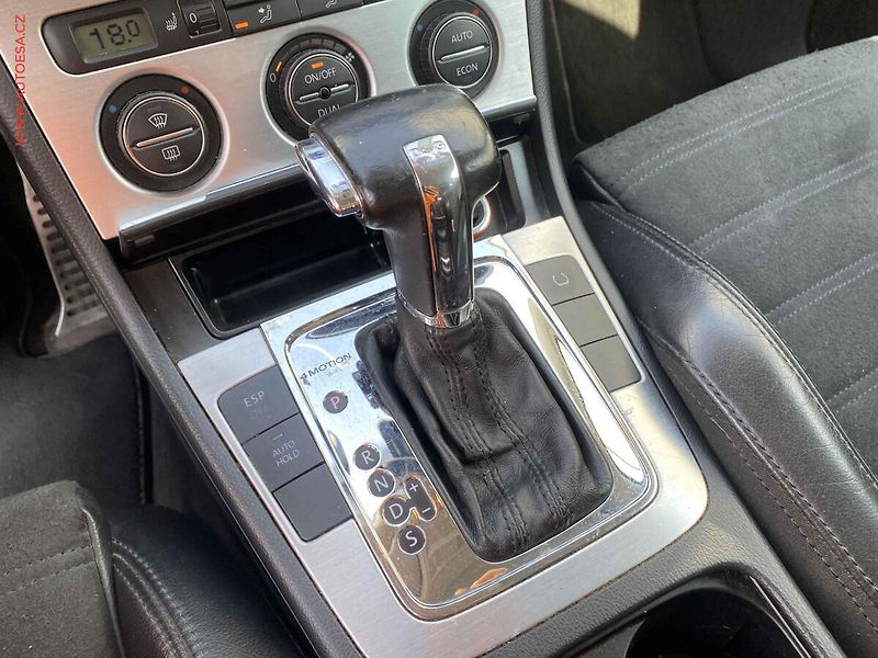 Volkswagen Passat (2006) 3.2FSi 4x4, DSG - fotka 16 z 16