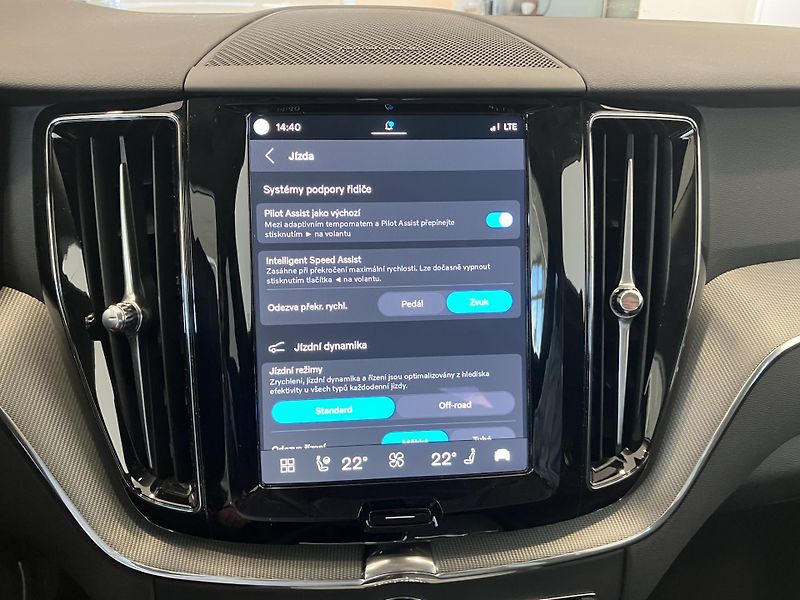 Volvo XC60 B5 AWD Plus Dark-REZERVACE - fotka 32 z 46