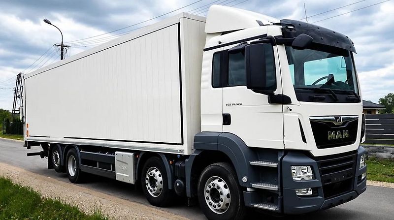 MAN TGS (2018) 35.320 8x2 skříň EURO 6 - fotka 2 z 8