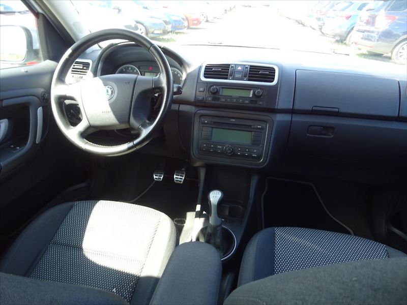 Škoda Roomster 1,6 Scout 77 kW - fotka 17 z 25