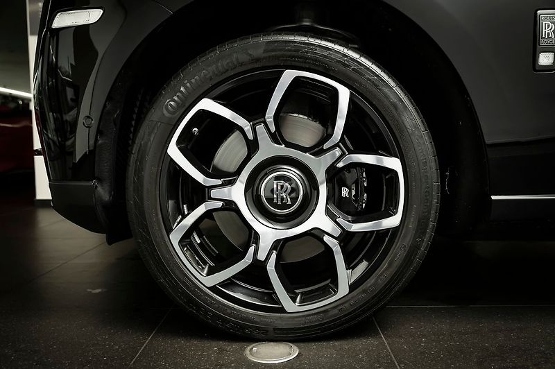 Rolls-Royce Cullinan Black Badge - fotka 25 z 25