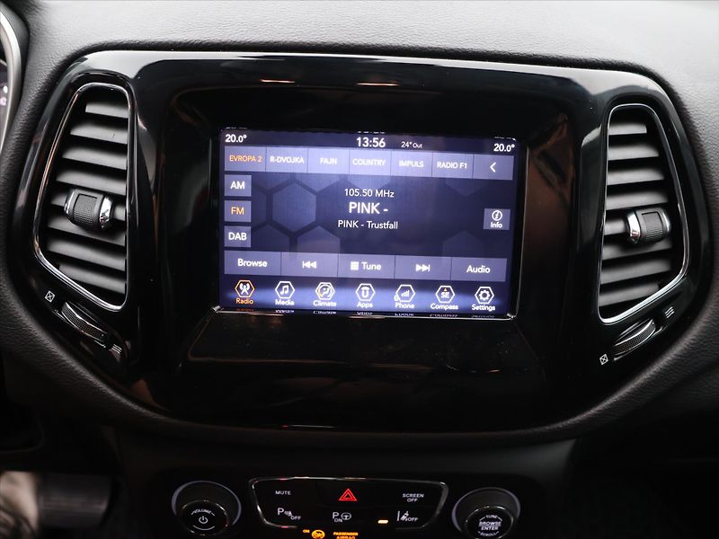 Jeep Compass 2,0 CRDI 125kW Aut 4WD Limited - fotka 20 z 31