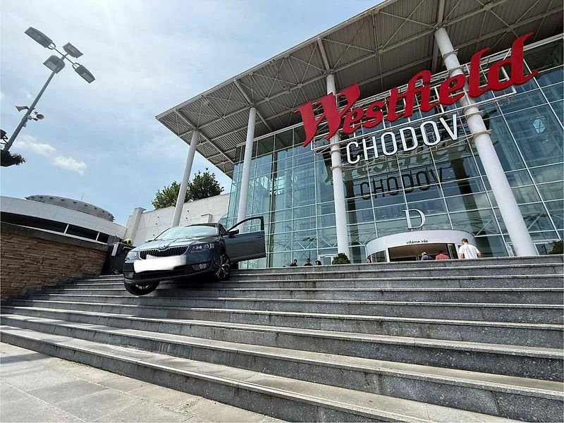 Auto skončilo na schodech nákupního centra Westfield Chodov.