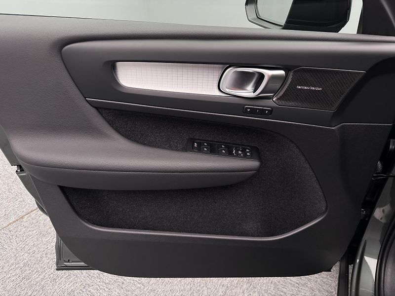 Volvo XC40 (2026) B3 AUT DARK PLUS - fotka 7 z 23