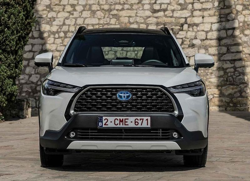V terénu opravdu pomůže silnější zadní elektromotor