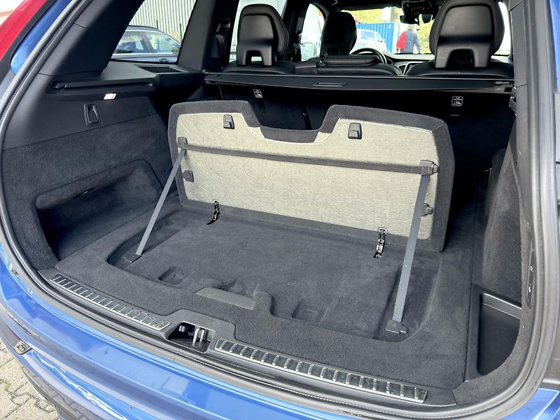 Volvo XC90 D5 AWD R-DESIGN PRO // VZDUCH  - fotka 17 z 60
