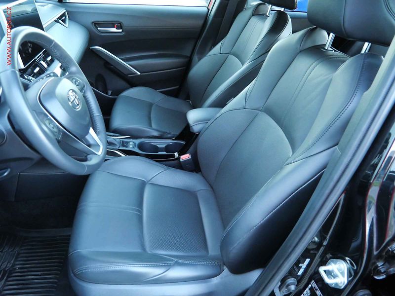 Toyota Corolla Cross (2022) 2.0 Hybrid, Premiere - fotka 9 z 26