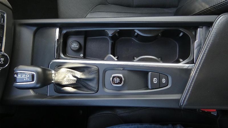 Volvo XC60 D4 Drive-E Momentum AWD - fotka 16 z 21
