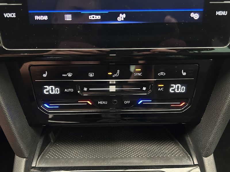 Volkswagen Passat Variant 2.0 TDI Elegance - fotka 18 z 27