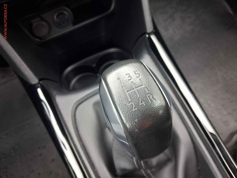 Peugeot 2008 (2018) 1.2 PT, ČR, Allure, park. - fotka 12 z 20