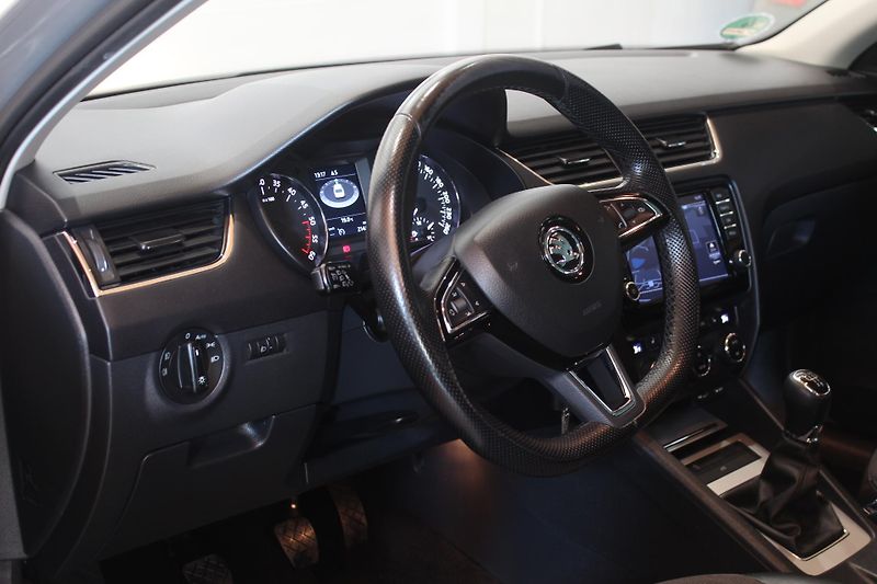 Škoda Octavia (2015) 1.6 TDI Navi Tažné Elegance - fotka 16 z 31