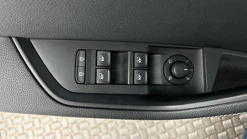 Škoda Superb 2.0 TDI DSG Style Combi - fotka 22 z 28