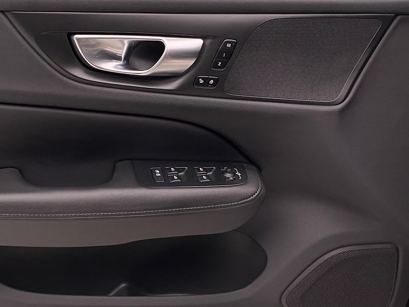 Volvo V60 T6 AWD PLUG-IN DARK REZERVACE - fotka 28 z 58