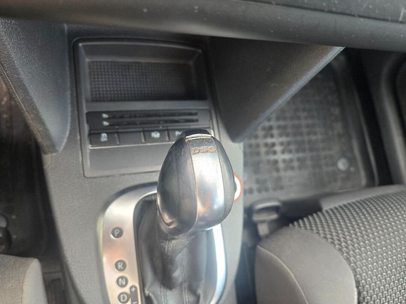Volkswagen Touran (2012) 2.0 TDI DSG - fotka 12 z 20