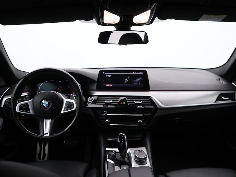 BMW Řada 5 3,0 530d xDrive 195kW M-paket - fotka 27 z 34