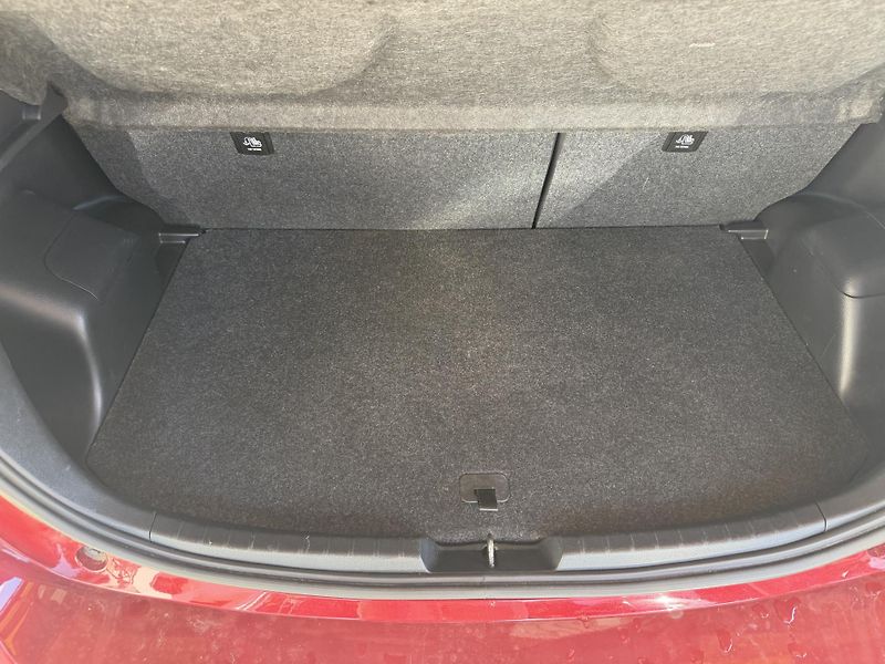Toyota Yaris  1.5 Hybrid e-CVT Selection Sm - fotka 24 z 24