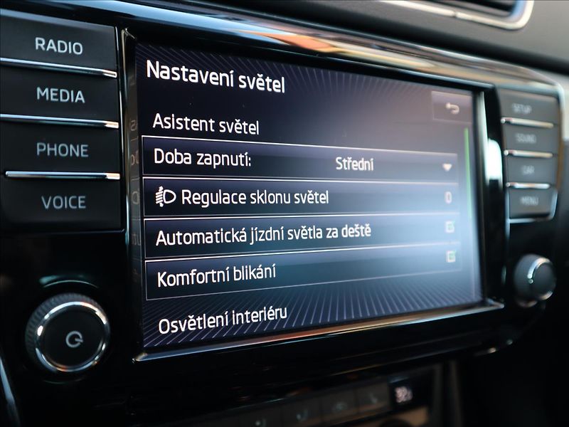 Škoda Superb 2,0 TDi, Kessy, FrontAssist, P - fotka 17 z 40