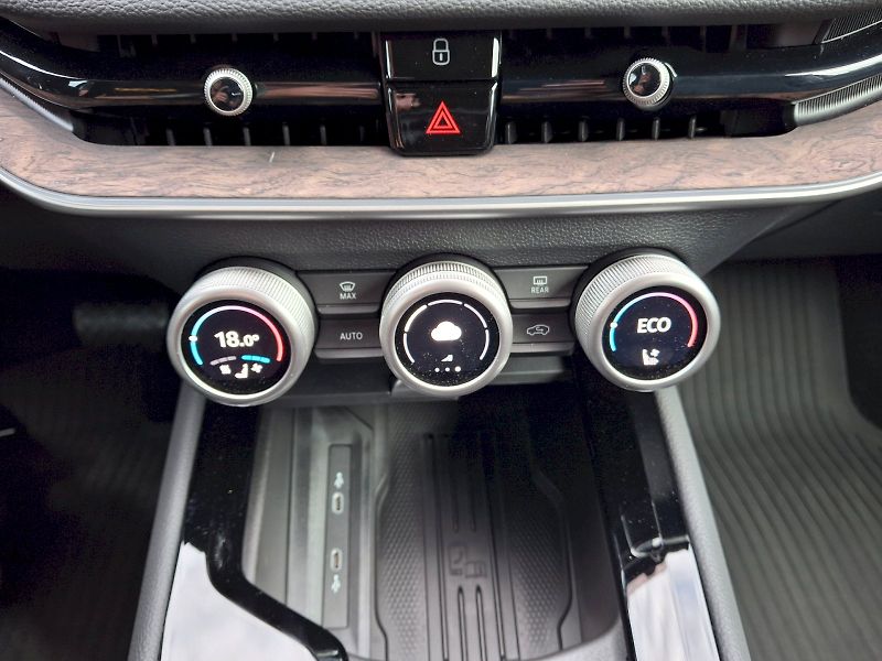 Škoda Superb (2025) iV L&K DSG 1,5TSi 150kW - fotka 32 z 35