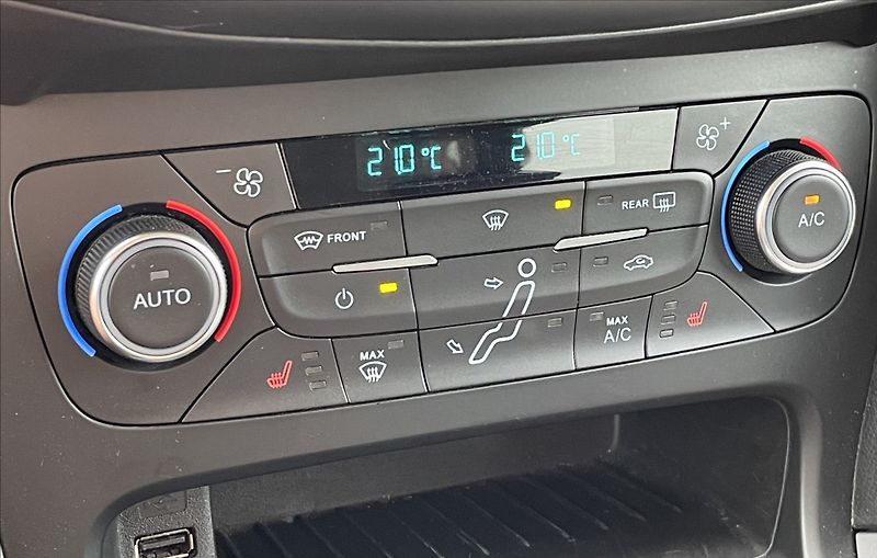 Ford Focus 1,0 i,92kW,ČR,DPH,STK 7/28 - fotka 16 z 22
