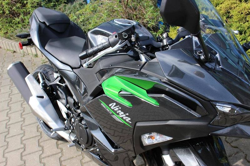 Kawasaki (2025) Ninja 500 MY 2025 SKLADEM - fotka 3 z 9