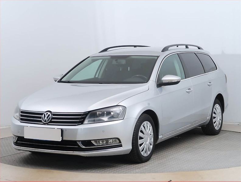 Volkswagen Passat (2012) 2.0 TDI, Automat, Navi - fotka 2 z 16