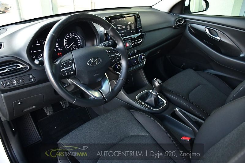 Hyundai i30 1.6CRDi NAVI KAMERA CARPLAY - fotka 9 z 48