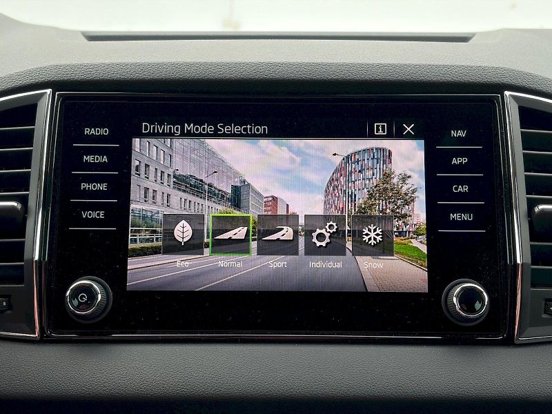 Škoda Karoq (2025) DSG 2.0 TDI / 110 kW / 4x4 / T - fotka 31 z 35