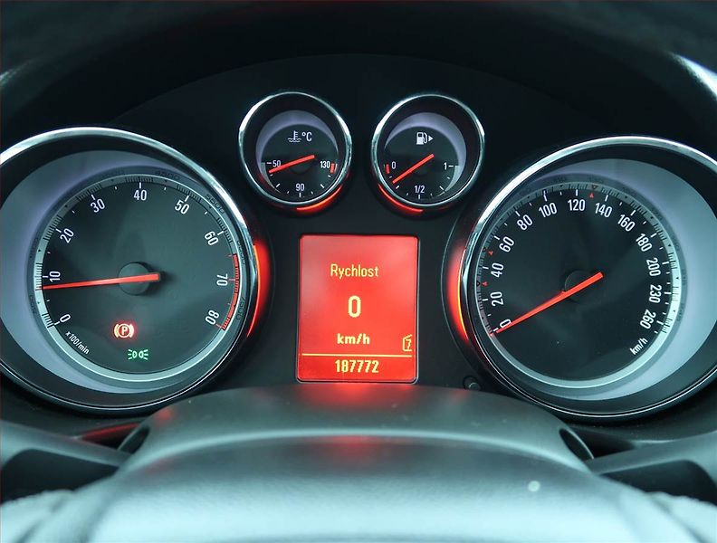 Opel Insignia (2010) 1.6 Turbo, Navi, Xenony - fotka 11 z 16