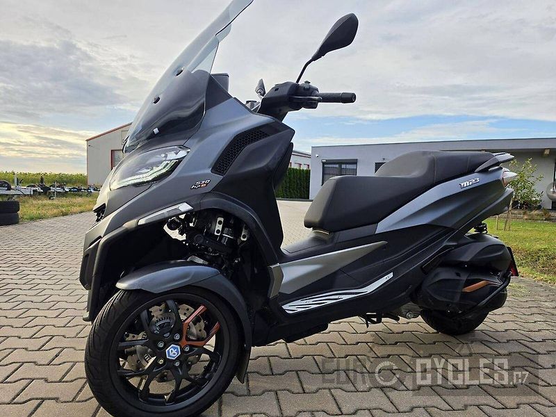 Piaggio MP3 530 Exclusive (2024) - fotka 10 z 20