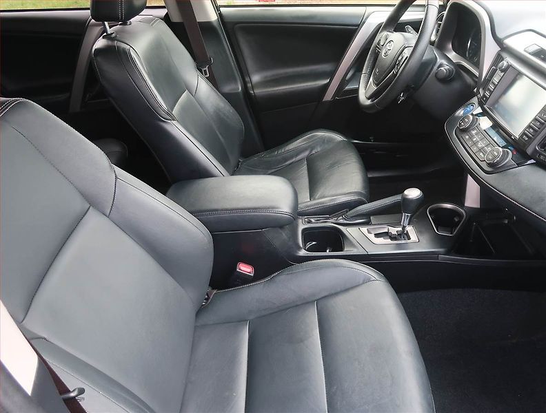 Toyota RAV4 (2017) 2.5 Hybrid - fotka 9 z 14