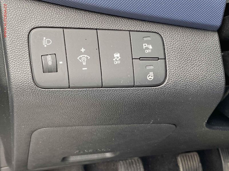 Hyundai i10 (2015) 1.0i, AC, park.asist - fotka 16 z 17