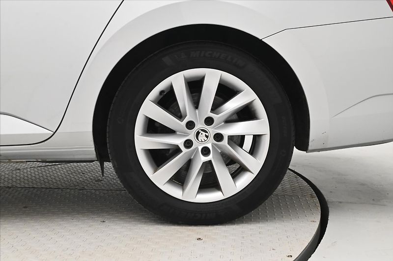 Škoda Superb 2,0 TDI 110 kW DSG Style Záruk - fotka 33 z 33