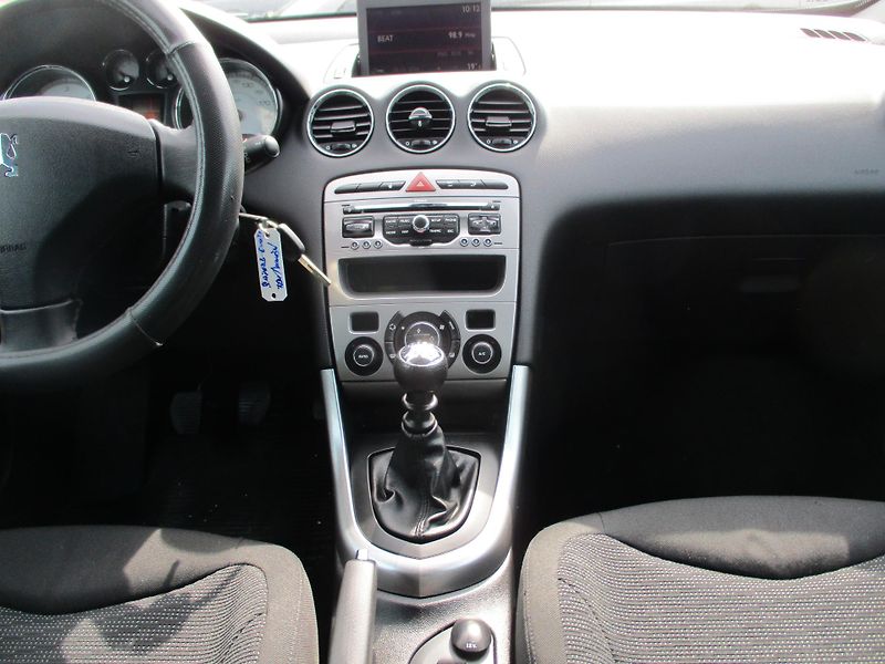 Peugeot 308 (2009) combi 2,0 HDi - fotka 8 z 12