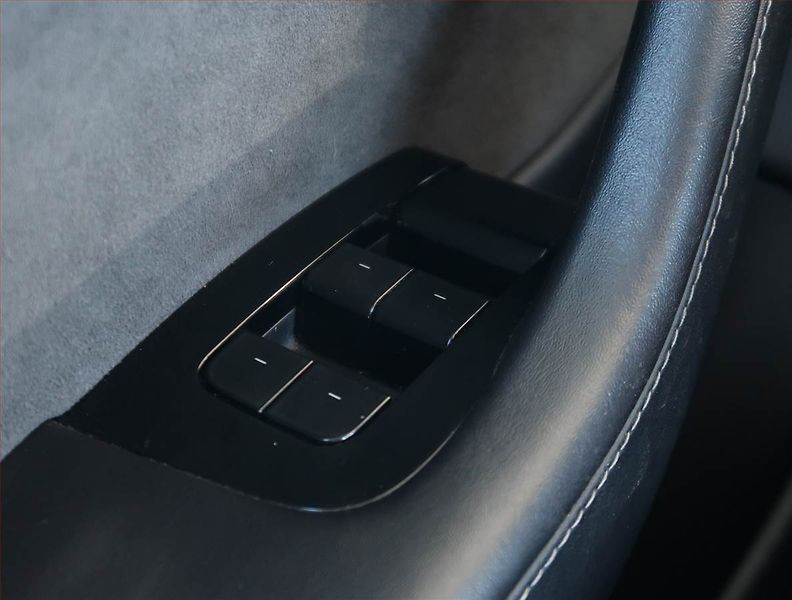 Tesla Model 3 (2019) Long Range 4WD 78kWh, SoH 75% - fotka 18 z 26