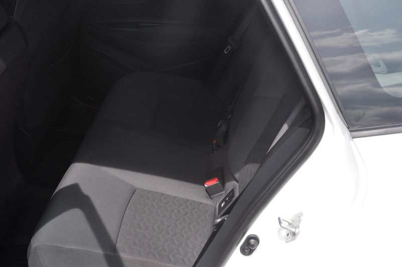 Toyota Corolla 2.0 Hybrid 112kW KOMBI - fotka 7 z 17