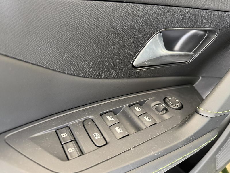 Peugeot 408 (2026) GT Plug-in HYBRID 240 e-DCS7 - fotka 13 z 33