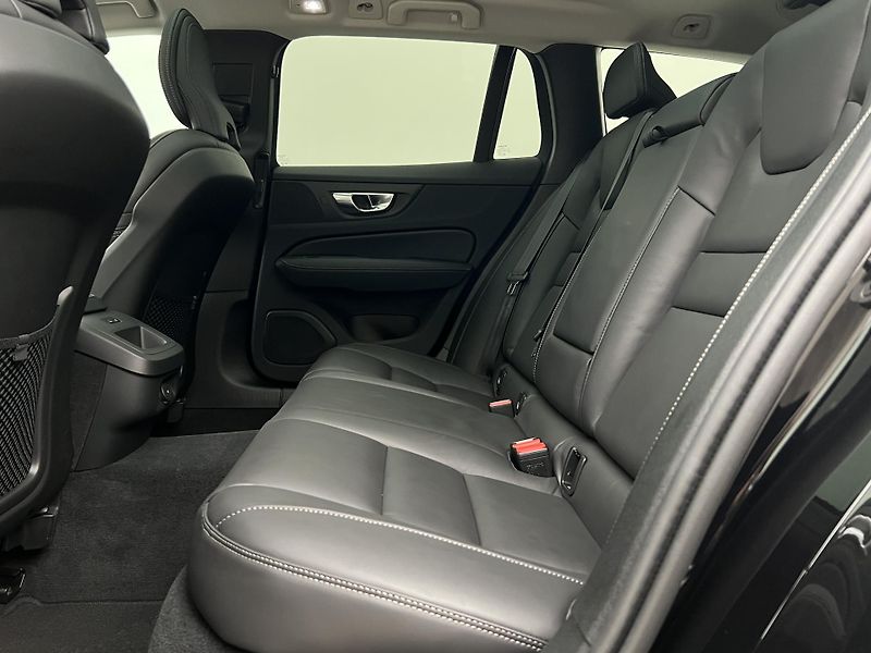 Volvo V60 B4 PLUS DARK PANORAMA - fotka 6 z 49