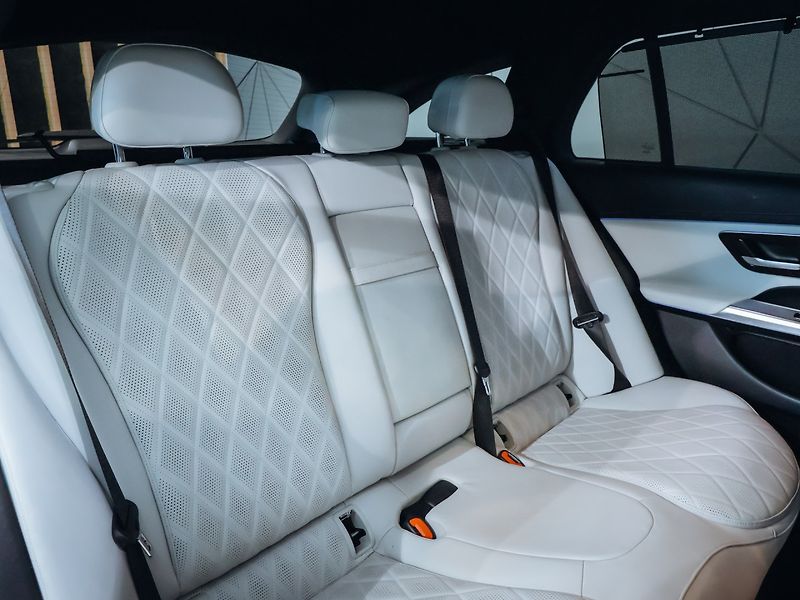 Mercedes-Benz Třídy E E 450 4MATIC 280 kW AMG - fotka 34 z 38