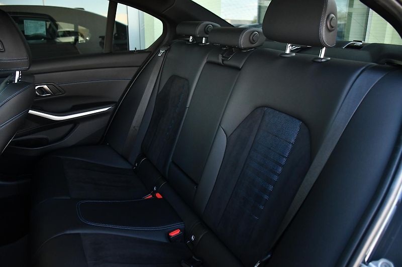 BMW Řada 3 320d xDrive M-SPORT  - fotka 14 z 43