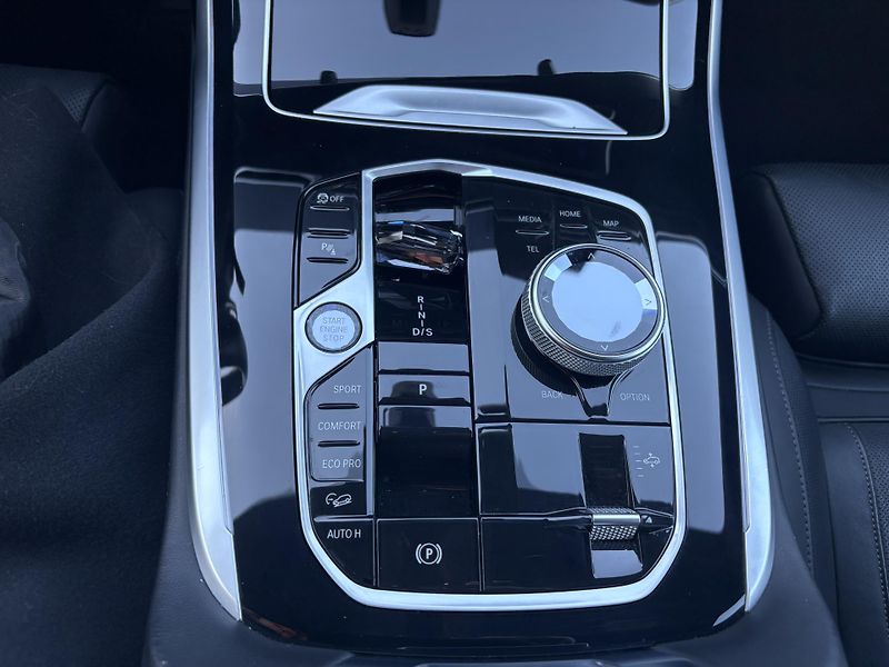 BMW X7 (2024) xDrive 40i - fotka 21 z 33