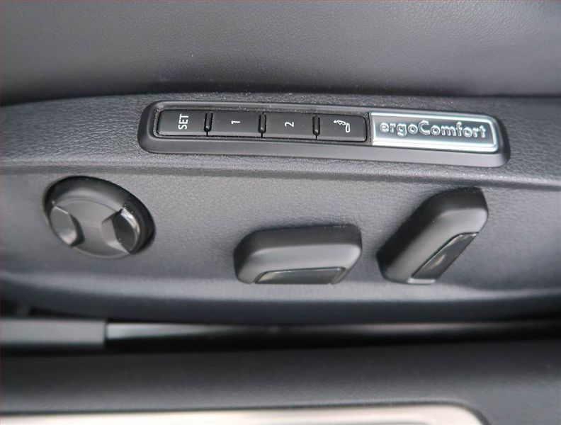 Volkswagen Passat (2022) R-Line 2.0 TSI - fotka 20 z 23
