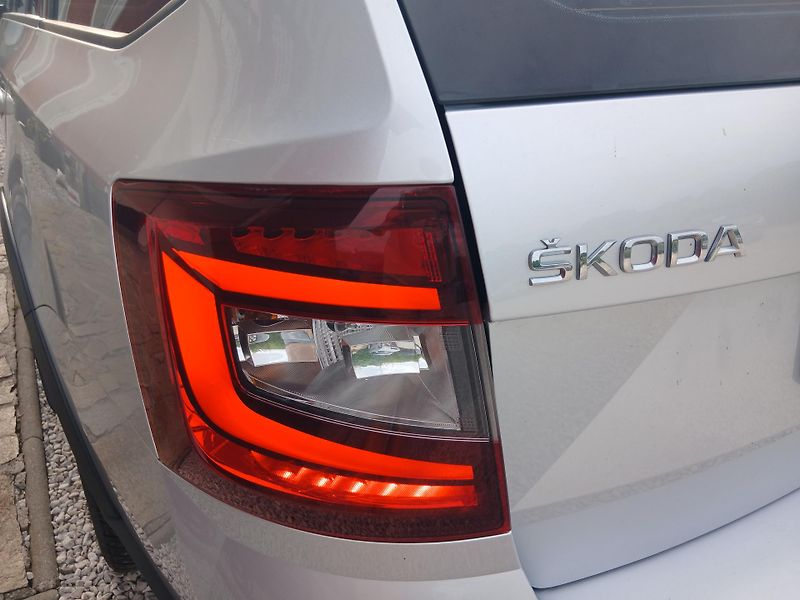 Škoda Octavia 2.0 TDi SCOUT 1.MAJ ČR - fotka 33 z 38