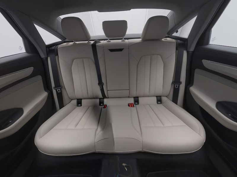 Audi A6 3.0TFSI quattro B&O HuD Pano - fotka 15 z 17