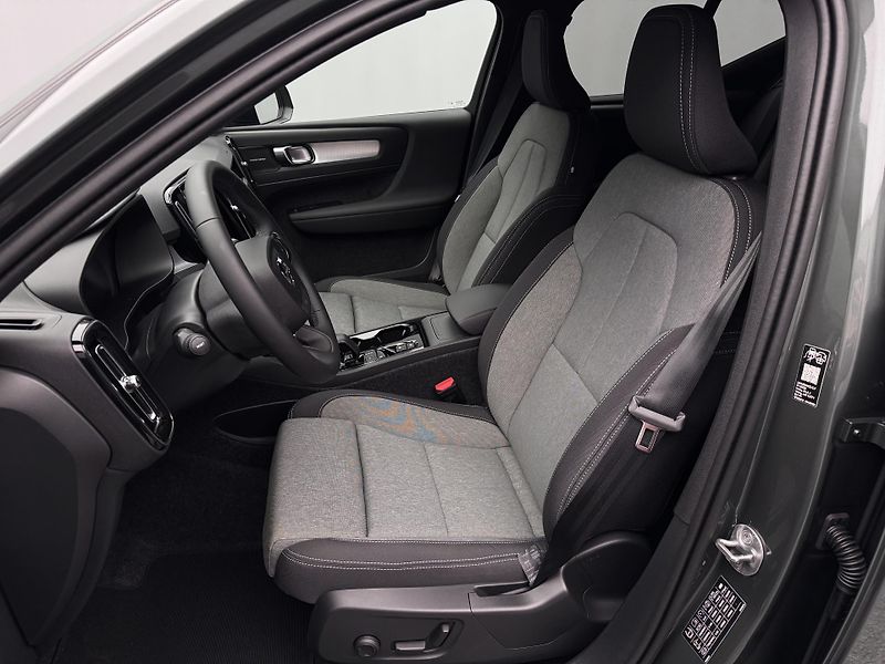 Volvo XC40 (2026) B3 AUT DARK PLUS - fotka 3 z 24