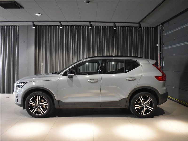 Volvo XC40 2,0 B3 Plus Dark Bezklíč - fotka 2 z 23