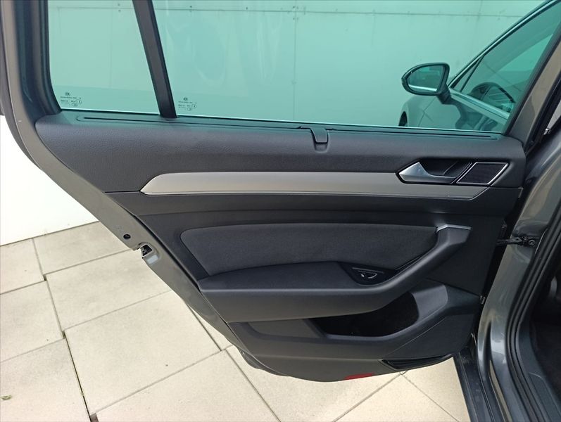 Volkswagen Passat 1,6 TDi Aut.klima Navi Kamera - fotka 19 z 34