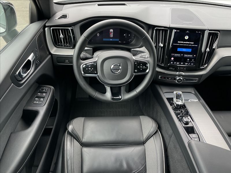 Volvo XC60 2,0 B4 A8 Ultimate Dark - fotka 7 z 23