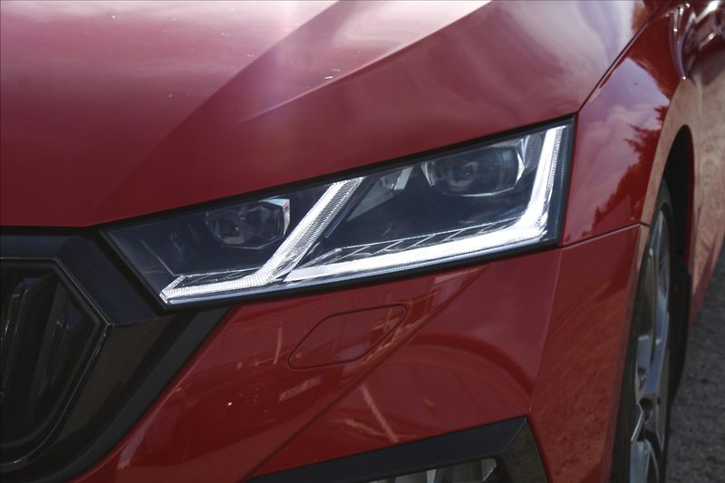 Škoda Octavia 2,0 TDI  RS,AUTOMAT,4x4,120LET - fotka 43 z 46