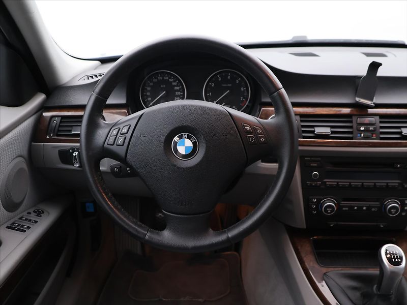BMW Řada 3 3.0 325i 160kW Aut.klima - fotka 15 z 25