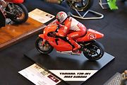 Yamaha YZR s figurkou jezdce představujíc Maxe Biaggiho.